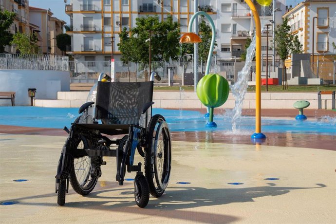 Archivo - Una de las sillas de ruedas que el Ayuntamiento de Mérida ha adquirido para los distintos lugares acuático de la ciudad