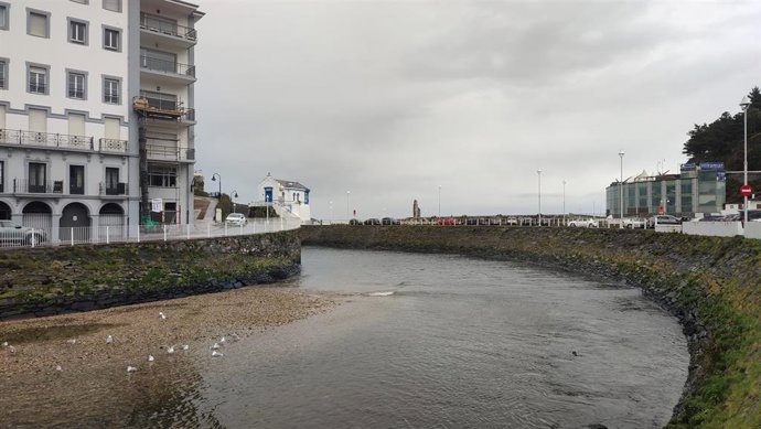Archivo - Un día de lluvia en Luarca. 