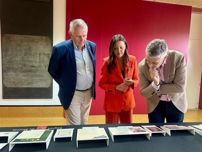 La consejera Carmen Conesa, el decano del Colegio de Periodistas, Miguel Massotti y el director del Archivo, Javier Castillo, contemplan algunos de los documentos cedidos