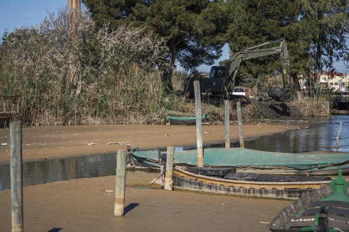 Archivo - Arxiu - Treballs de dragatge de la sèquia del Port de Catarroja afectat per la dana 