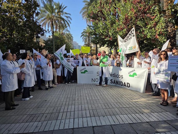 Concentración de médicos en Badajoz por la huelga de médicos.