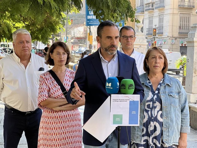 El portavoz del PSOE en el Ayuntamiento de Málaga, Daniel Pérez, en rueda de prensa