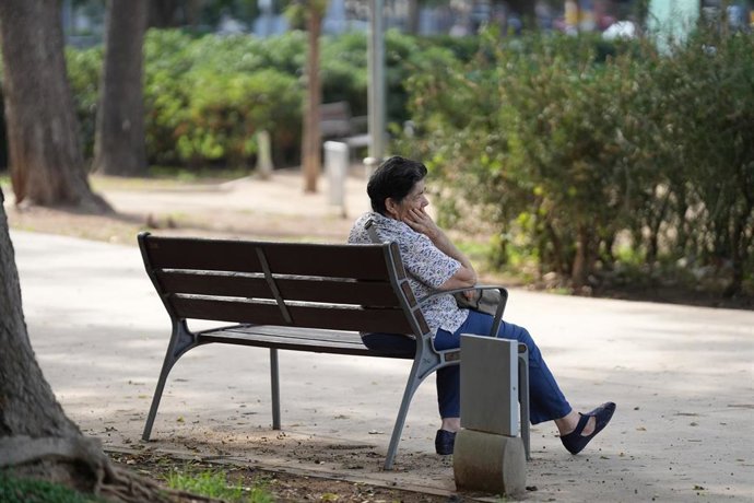 Una persona sentada en un banco, a 17 de septiembre de 2025, en Barcelona, Catalunya (España). Cataluña afronta un marcado envejecimiento de su población: el 19,7 % de los habitantes tiene más de 65 años (alrededor de 1,6 millones de personas), y esta pro
