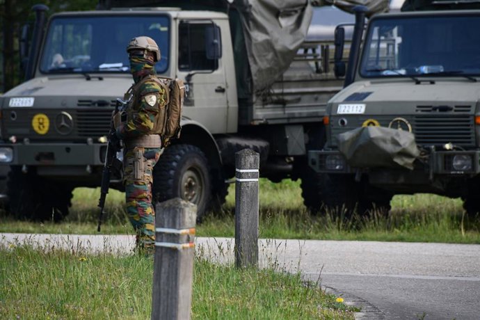 Archivo - Un soldado del Ejército belga en el marco de una operación de búsqueda de un hombre de extrema derecha fuertemente armado.
