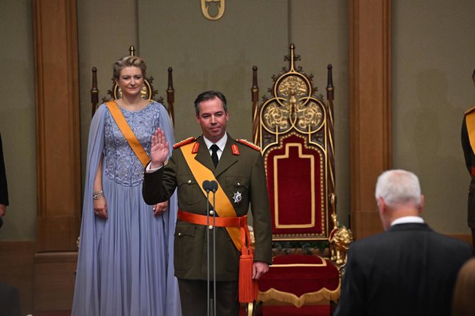 03 October 2025, Luxembourg, Luxemburg: Luxembourg's new Grand Duke Guillaume takes the oath during the swearing-in ceremony in the Chamber of Deputies in Luxembourg. Photo: Harald Tittel/dpa