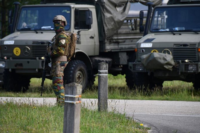 Archivo - Arquivo - 04 de junho de 2021, Bélgica, Maasmechelen: Um soldado fortemente armado procura por um suposto soldado profissional de extrema direita que continua foragido na Bélgica. O homem de 46 anos está desaparecido e é procurado desde a noite 