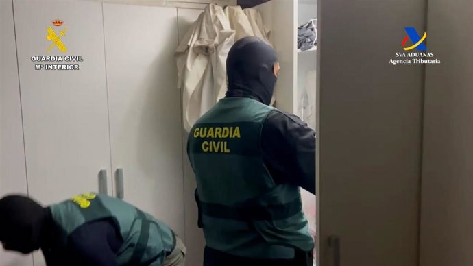 Agentes de la Guardia Civil durante una de las entradas y registro realizados durante la investigación