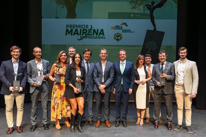 Miguel Rus, presidente de la CES; Borja Uruñuela, presidente de AEMA; Antonio Conde, alcalde de Mairena, y Margarita Rincón, presidenta de la Comunidad de Propietarios del PISA, en el centro, junto a los premiados.