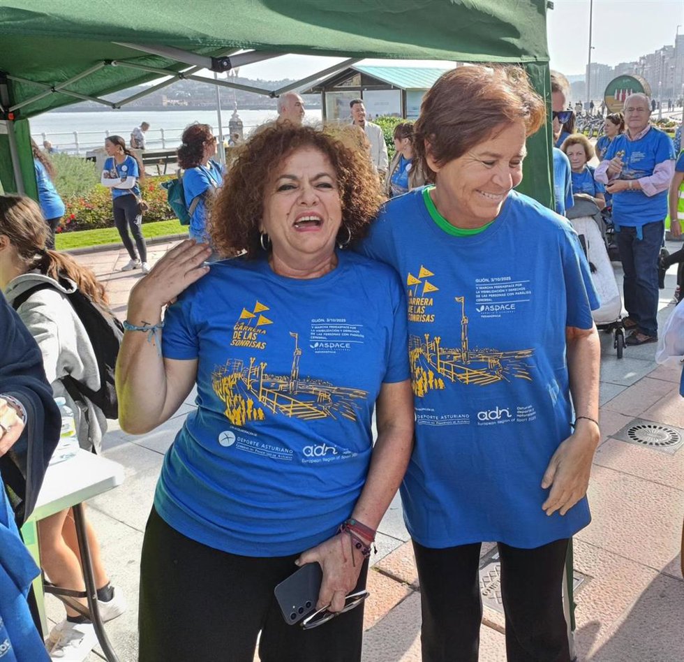 La consejera de Derechos Sociales y Bienestar del Principado de Asturias, Marta del Arco, y la alcaldesa de Gijón, con las camisetas de la V Carrera de las sonrisas, organizada por Fedeaspace en Gijón.