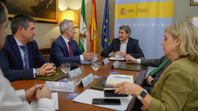 El delegado del Gobierno de España en Andalucía, Pedro Fernández, se reúne con Enaire para coordinar la seguridad y los protocolos de emergencias en el marco aéreo de zona Sur.