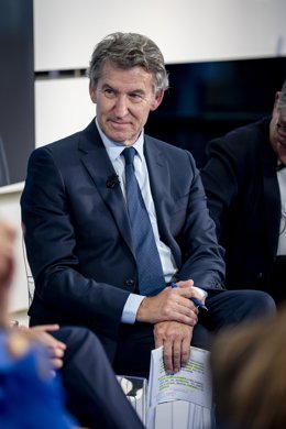 O presidente do Partido Popular, Alberto Núñez Feijóo, participa do 'La Razón de...', na sede do La Razón, em 30 de setembro de 2025, em Madri (Espanha). Durante sua intervenção, Feijóo abordou questões fundamentais, como o confronto institucional entre