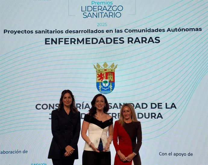 La consejera de Salud, Sara García, recoge el Premio Liderazgo Sanitario en Enfermedades Raras 2025.