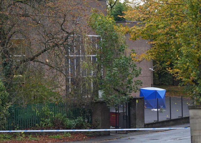 3 de outubro de 2025, Manchester, Grande Manchester, Reino Unido: Manchester, Reino Unido. Uma tenda forense da polícia é vista do lado de fora da Sinagoga da Congregação Hebraica em Manchester. 2 pessoas foram mortas e o suspeito morreu no local.
