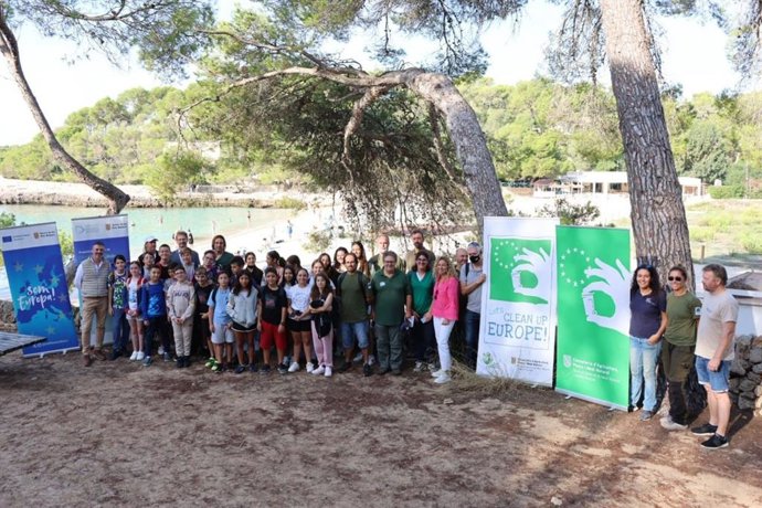 Celebran una jornada de sensibilización ambiental y recogida de residuos en el parque natural de Mondragó