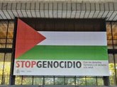 Foto: El Ministerio de Sanidad despliega una bandera palestina de grandes dimensiones con el lema 'Stop genocidio'