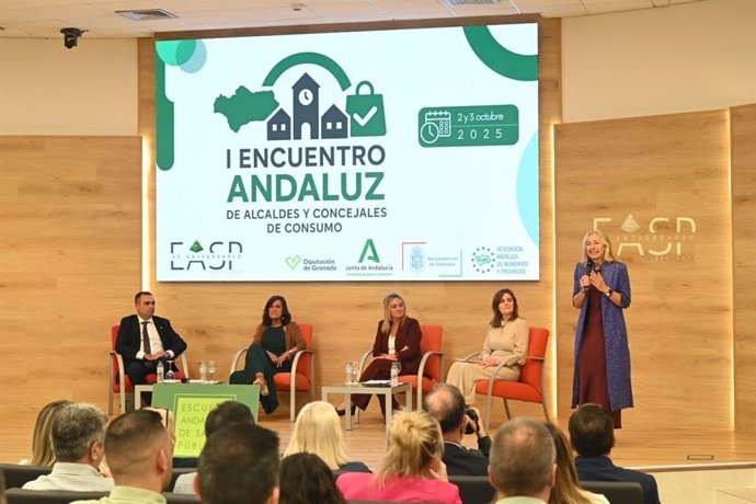 La consejera de Salud y Consumo, Rocío Hernández, inaugura e I Encuentro Andaluz de Alcaldes y Concejales de Consumo, celebrado en la Escuela Andaluza de Salud Pública (EASP) en Granada.