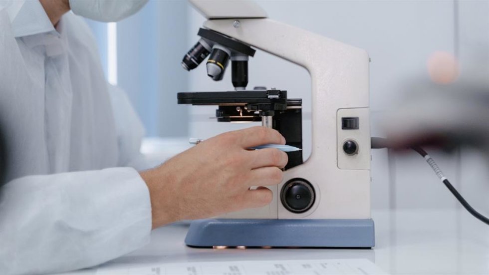 Archivo - Microscopio, laboratorio