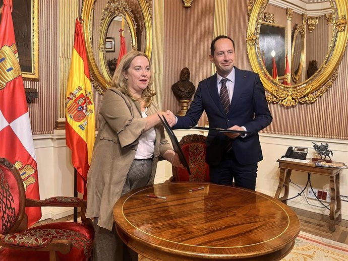 Momento de la firma entre la alcaldesa y el gerente de Cetabsa.