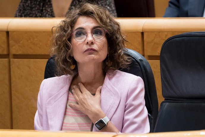 La vicepresidenta primera y ministra de Hacienda, María Jesús Montero, durante una sesión de control al Gobierno, en el Senado, a 30 de septiembre de 2025, en Madrid (España). (Foto de archivo).