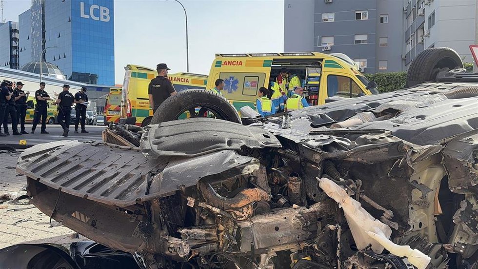 Graves los tres ocupantes de un coche que se dio a la fuga y volcó en una calzada en Fuenlabrada