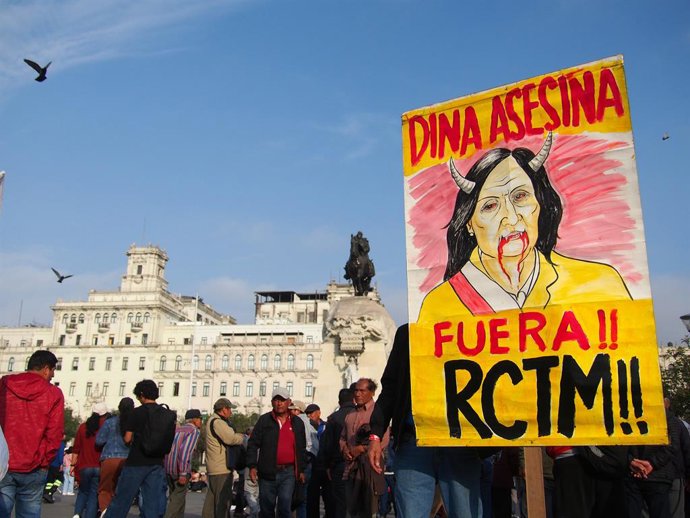 20 de setembro de 2025, Lima, Lima, Peru: "Dina Assassina, Fora!" pode ser lido em uma faixa quando centenas de pessoas marcham nas ruas de Lima protestando contra o governo de Dina Boluarte, o Congresso e o Judiciário.  Uma série de eventos recentes, com