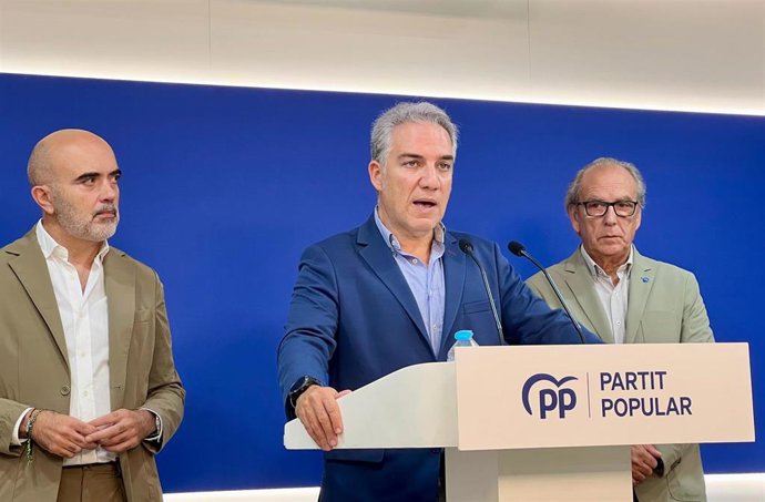 El vicesecretario de Coordinación Autonómica y Local del PP, Elías Bendodo, junto al líder del PP en el Ayuntamiento de Barcelona, Daniel Sirera, y el secretario general del PP de Barcelona, Josep Tutusaus, en la sede del PP catalán
