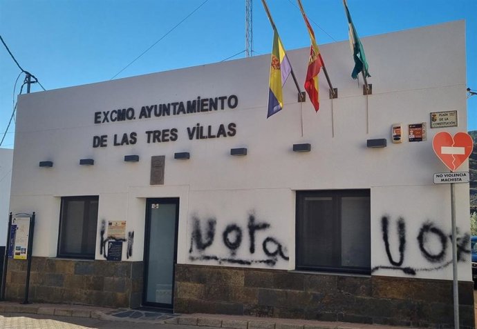 Pintadas en la fachada del Ayuntamiento de Las Tres Villas (Almería).