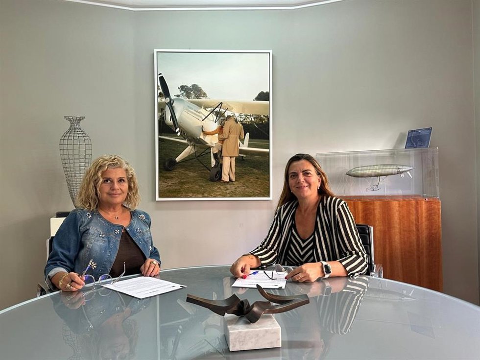 De izq a derecha: La presidenta de la Aedae, Elisa González, y la directora gerente de Fundación Enaire, Margarita Asuar.