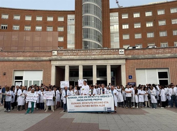 Médicos y facultativos se concentran ante el hospital de Cruces
