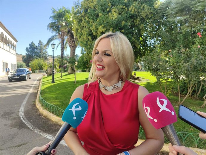 La portavoz de la Junta de Extremadura y consejera de Hacienda y Administración Pública, Elena Manzano, atiende a los medios en Cáceres