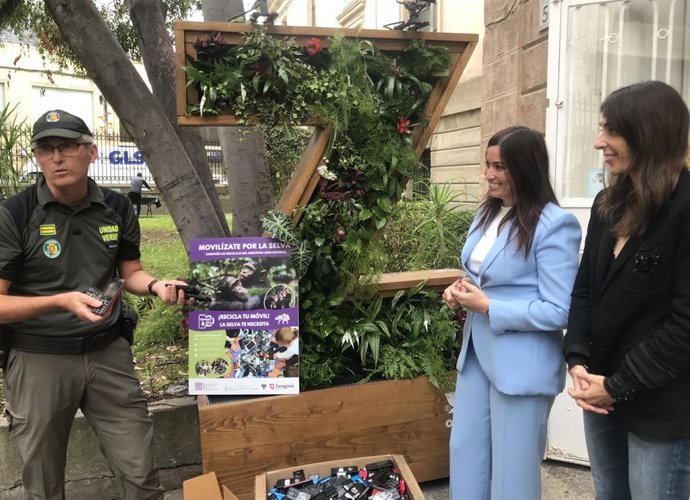 La consejera municipal de Movilidad y Medioambiente del Ayuntamiento de Zaragoza, Tatiana Gaudes, con los móviles recogidos para  apadrinar chimpancés con el Instituto Jane Goodall