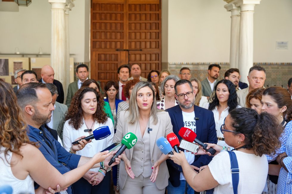 La portavoz parlamentaria del PSOE-A, María Márquez (c); junto a la portavoz de Por Andalucía, Inma Nieto (i); y el portavoz de Adelante Andalucía, José Ignacio García (d), atiende a los medios en el patio del Parlamento en una imagen de archivo