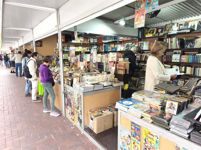 El Espolón acoge la 44 edición de la Feria del Libro Antiguo y de Ocasión.