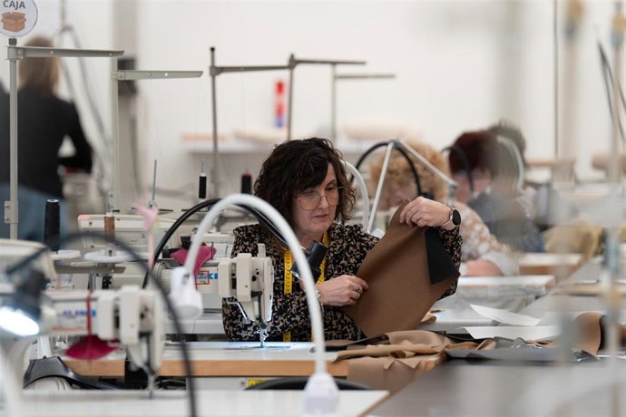 Archivo - Empleadas de una empresa de moda