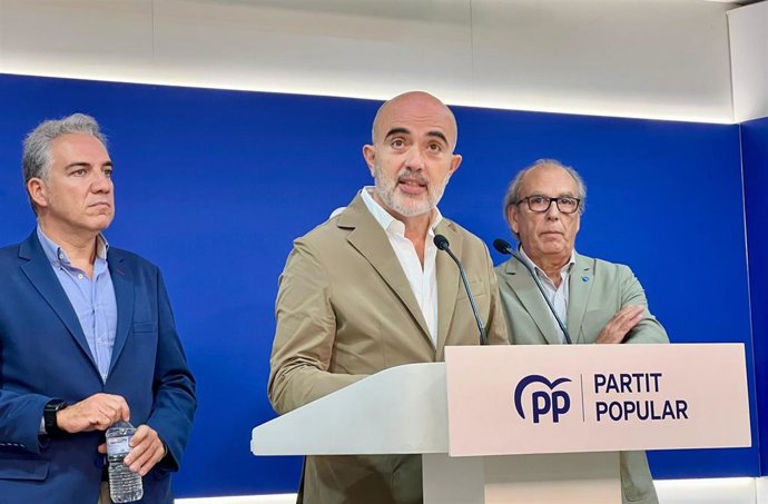 El líder del PP en el Ayuntamiento de Barcelona, Dani Sirera, junto al vicesecretario de Coordinación Autonómica y Local del PP, Elías Bendodo, y el secretario general del PP de Barcelona, Josep Tutusaus, en la sede del PP en Catalunya