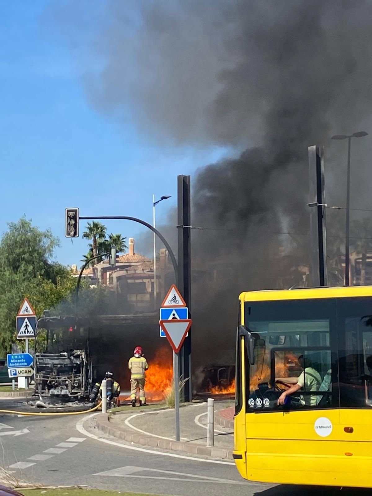 Arde por completo un autobús que iba vacío en la pedanía murciana de Guadalupe