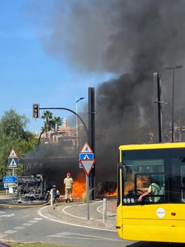 Imágenes de un autobús calcinado en Guadalupe (Murcia)
