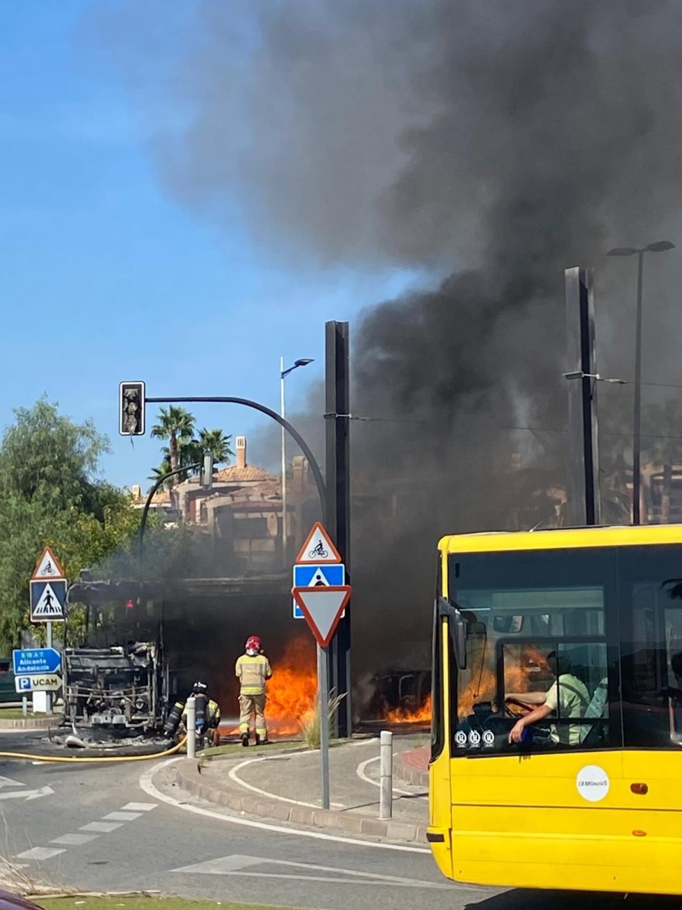 Imágenes de un autobús calcinado en Guadalupe (Murcia)