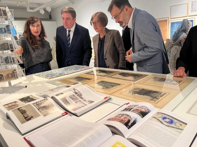 El consejero de Educación y Empleo, Alberto Galiana, junto al director del IRJ, Juan Diego Alcaide, y la directora de la ESDIR, Mónica Yoldi, participan en la inauguración de la exposición CIEN, que conmemora el centenario del edificio de la ESDIR