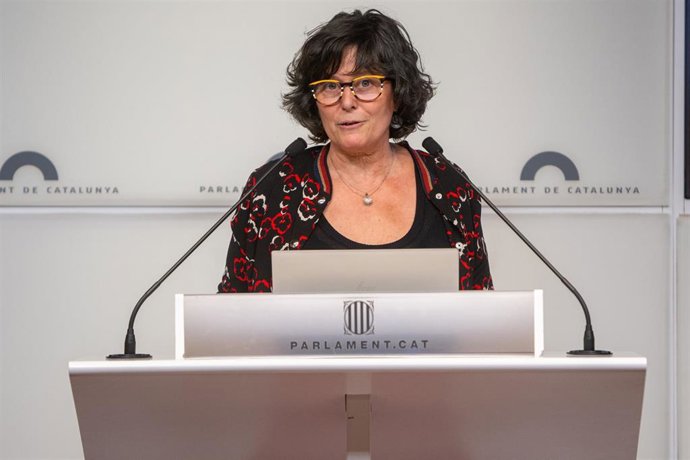 Archivo - La presidenta de la CUP en el Parlament, Pilar Castillejo, ofrece una rueda de prensa tras el primer Debate de Política General (DPG) en el Parlament, a 8 de octubre de 2024, en Barcelona, Catalunya (España).