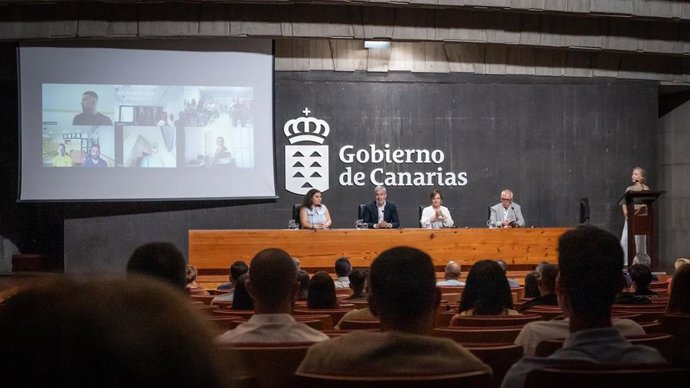 El presidente de Canarias, Fernando Clavijo, en el acto de recepción a 107 nuevos agentes de la Policía Local