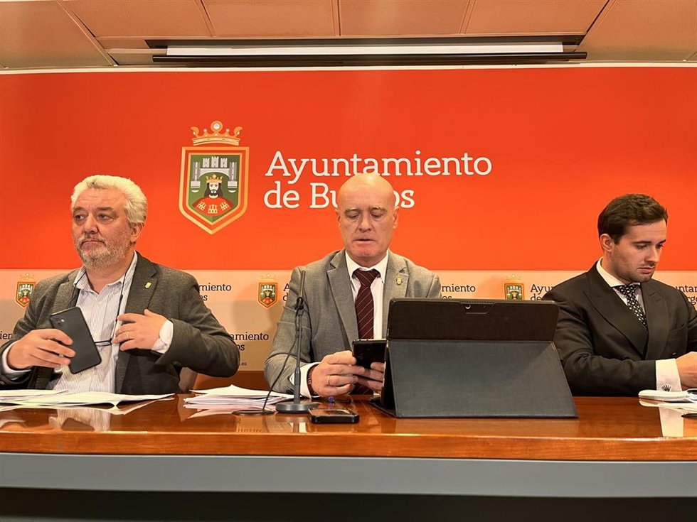 Manzanedo (C), acompañado por el concejal Carlos Niño (dcha) y el técnico Guillermo Ruiz (izda).