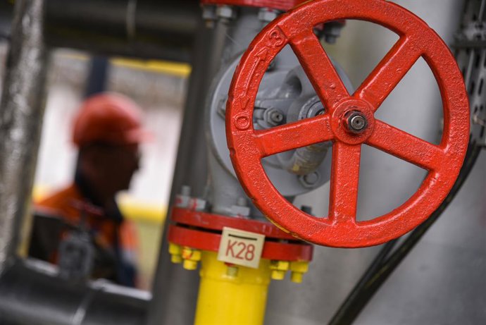 Archivo - March 28, 2018, Derzhiv, Lvivska, Ukraine: Gas valve seen at a natural gas station during the installation of complex gas preparation at the Ukrgasvydobuvannya UCPG facility - village Derzhiv, oil and gas industry.