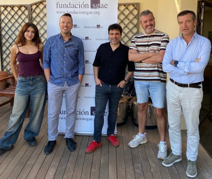 De izq. A dcha.: los dramaturgos Arantxa Talón, Rubén Rodríguez y Samuel Sebastian, junto al tutor del taller, Jerónimo Cornelles, y el director de SGAE de la Comunidad Valenciana, Álvaro Oltra.