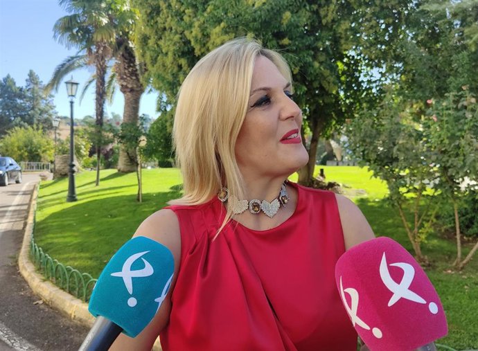 La portavoz de la Junta de Extremadura y consejera de Hacienda y Administración Pública, Elena Manzano, atiende a los medios en Cáceres