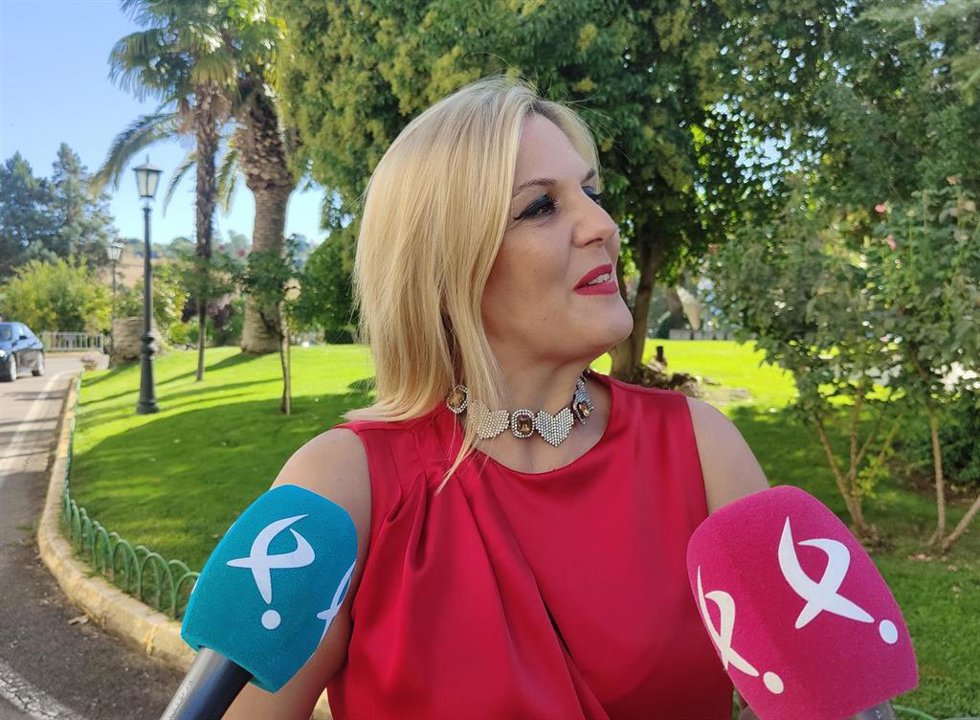 La portavoz de la Junta de Extremadura y consejera de Hacienda y Administración Pública, Elena Manzano, atiende a los medios en Cáceres