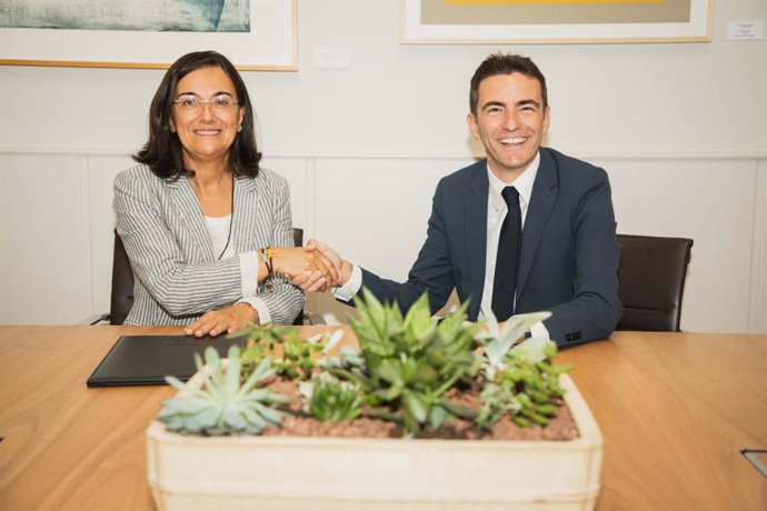 La rectora y el delegado firman el convenio.