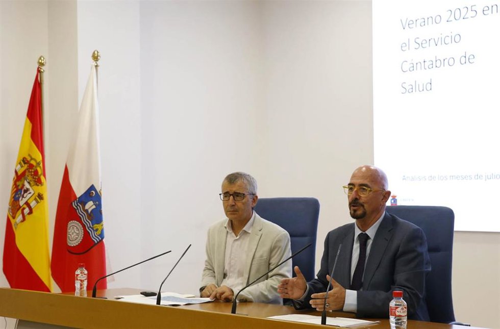 El consejero de Salud, César Pascual, informa en rueda de prensa, del balance del verano 2025 en la sanidad de Cantabria.