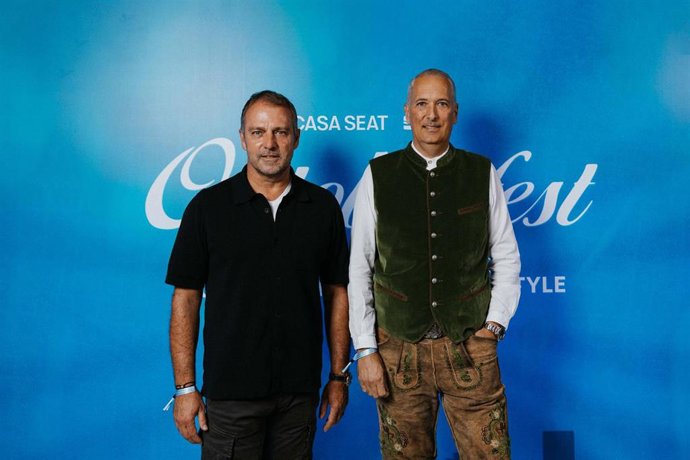 El entrenador del equipo masculino del FC Barcelona, Hansi Flick, y ceo de Seat y Cupra, Markus Haupt