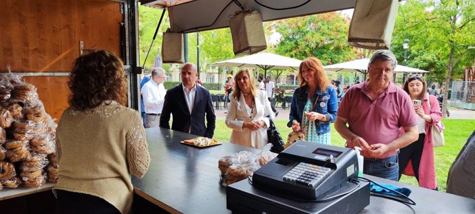 Las directoras generales de Comercio, Ferias y Artesanía, Carmen Herrarte, y de Innovación y Promoción Alimentaria, Amparo Cuéllar, este viernes en un puesto de alimentación artesana de la plaza de los Sitios de Zaragoza.